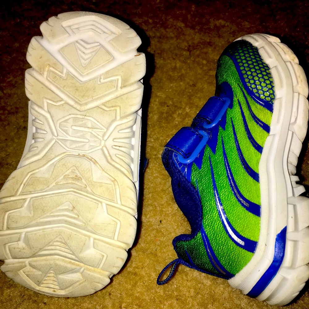 Sketchers size 6 baby shoe sneakers